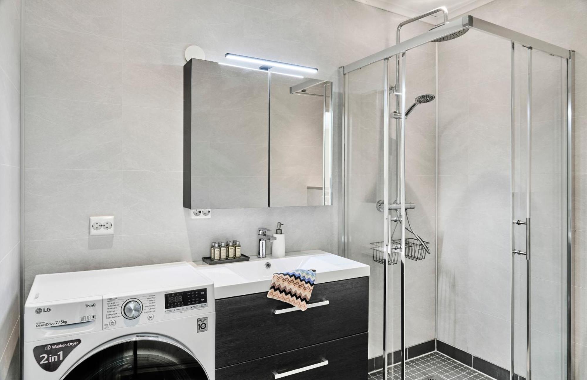 Queen's Cave By Staysville Apartment *